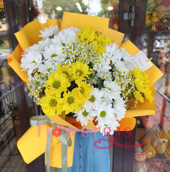 Букет из хризантем и ромашек «Лучистое утро»